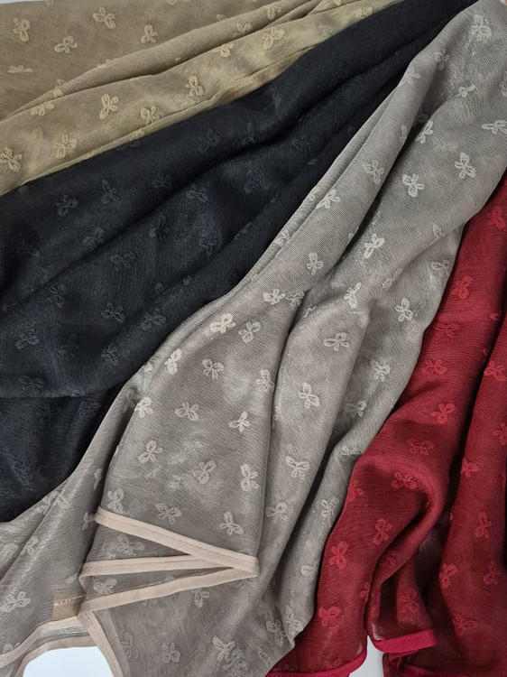 نمای نزدیک شال توری طرح پاپیون دور نوار دوزی شده