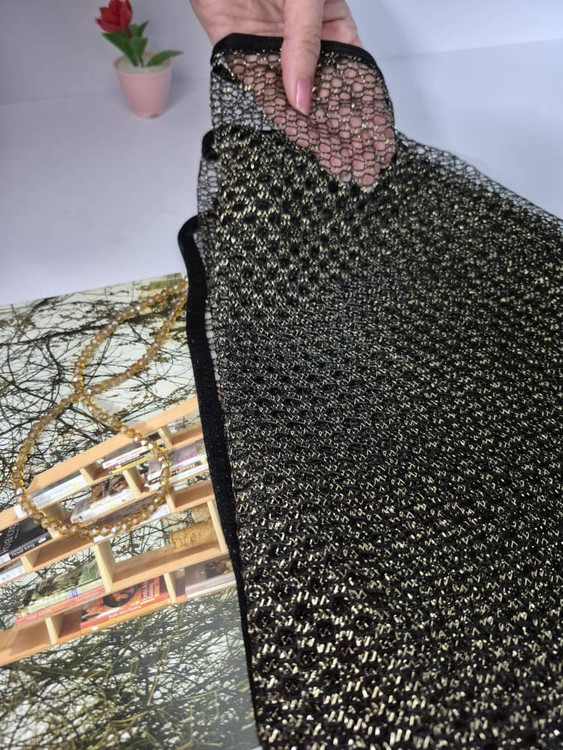 شال توری لانه زنبوری از نمای نزدیک که کیفیت کار رو مشاهده میکنید