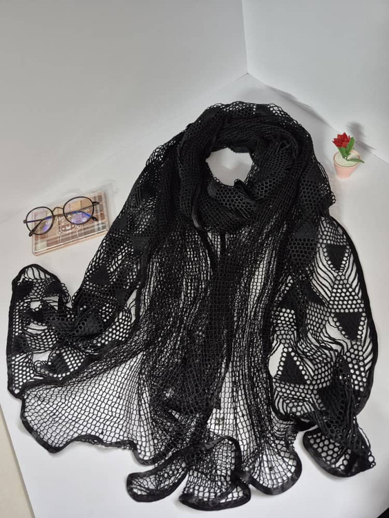 شال حصیری طرح دار وارداتی با رنگ جذاب مشکی که استایل همه پوششهاتون میشه