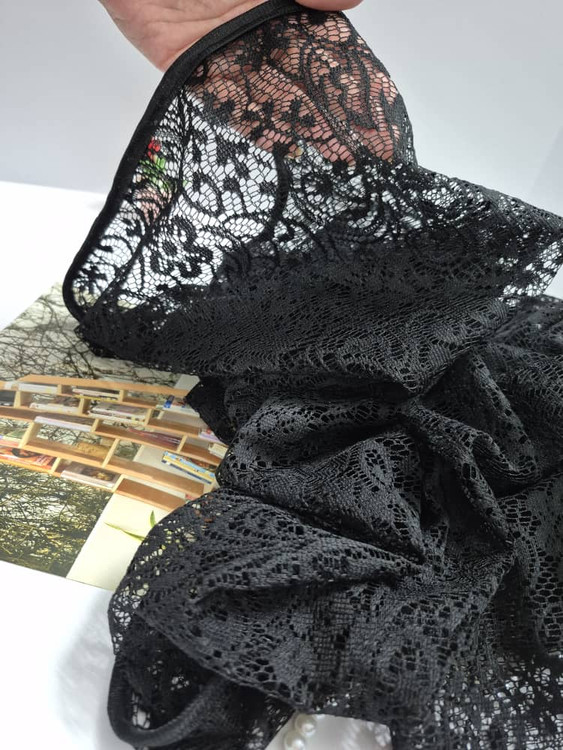 شال گیپور طرح دار لبه نوار دوزی سر خور عالی داره و روی سر سبک هستش