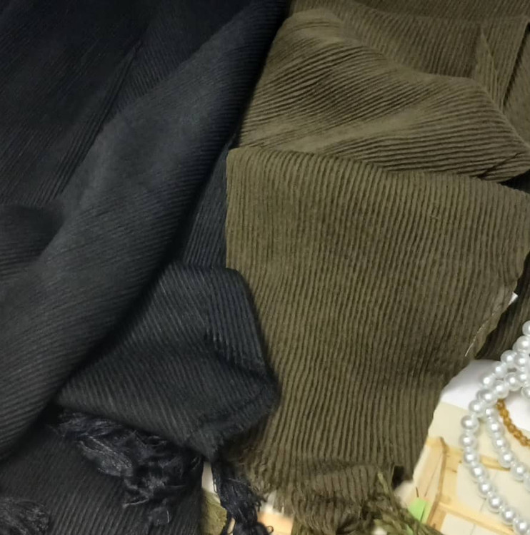 نمای نزدیک دو رنگ جذاب شال برشکای منگوله دار وارداتی