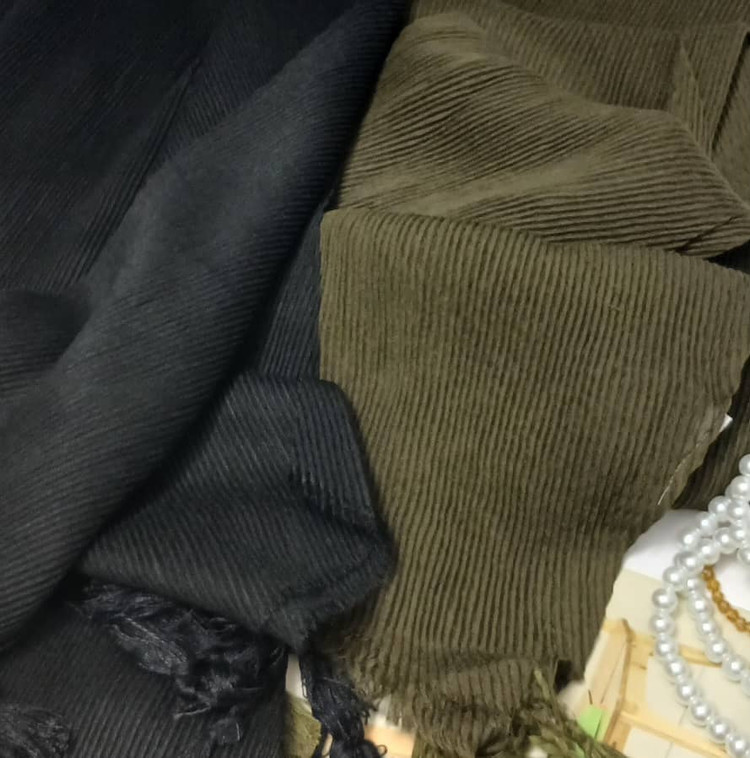 نمای نزدیک دو رنگ جذاب شال برشکای منگوله دار وارداتی