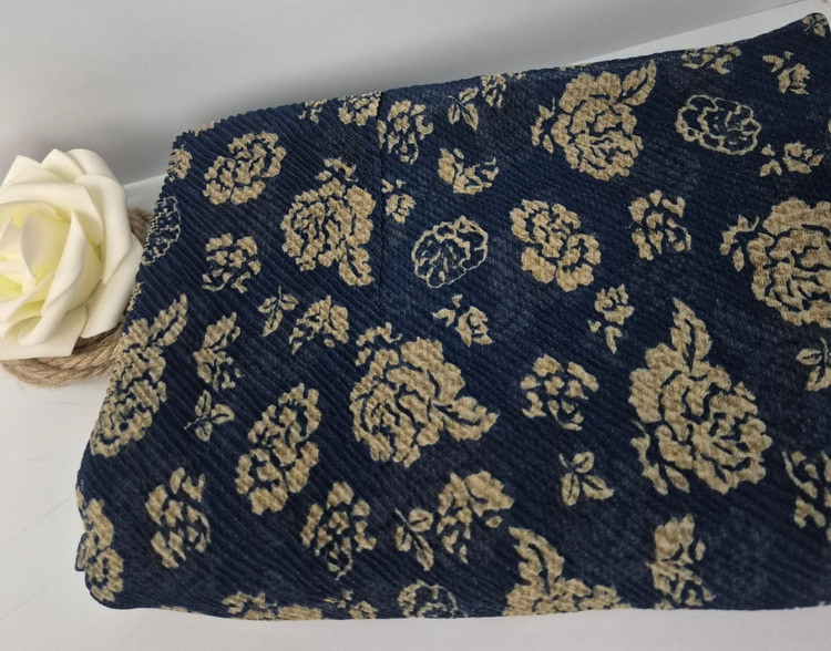 شال پلیسه نخی رنگ سر مه ایی از نمای نزدیک