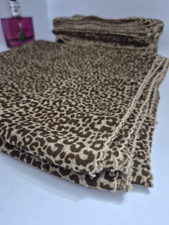 نمای نزدیک شال پلنگی لبه دندون موشی تولید خارجی