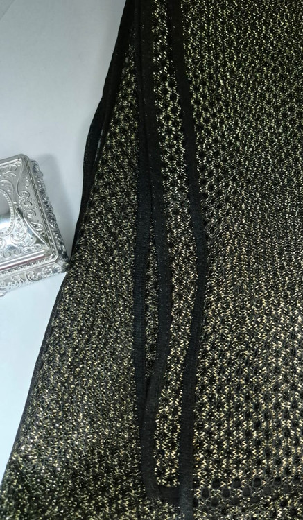 شال توری لانه زنبوری دور نوار دوزی شده از نمای نزدیک دیگر