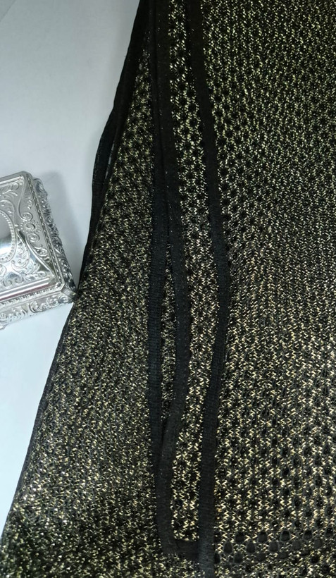 شال توری لانه زنبوری دور نوار دوزی شده از نمای نزدیک دیگر