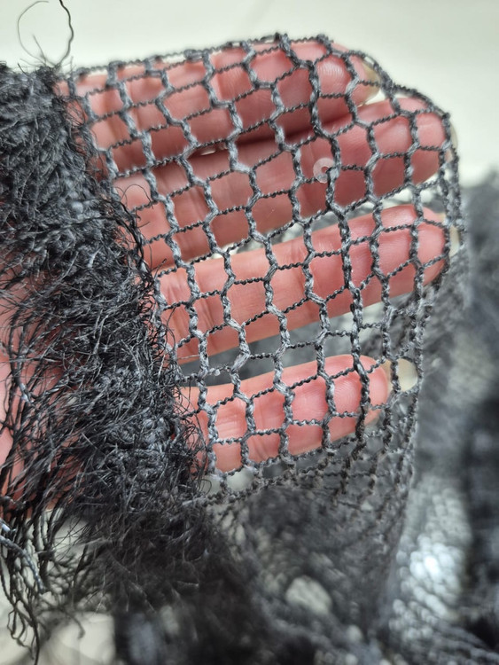 نمای نزدیکتر مینی اسکارف توری وارداتی لبه ریش دار خوشکلمون