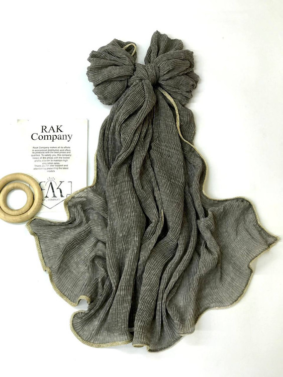 شال نخی دور نوار رنگ خاکستری که مناسب تمام استایلها برات میشه