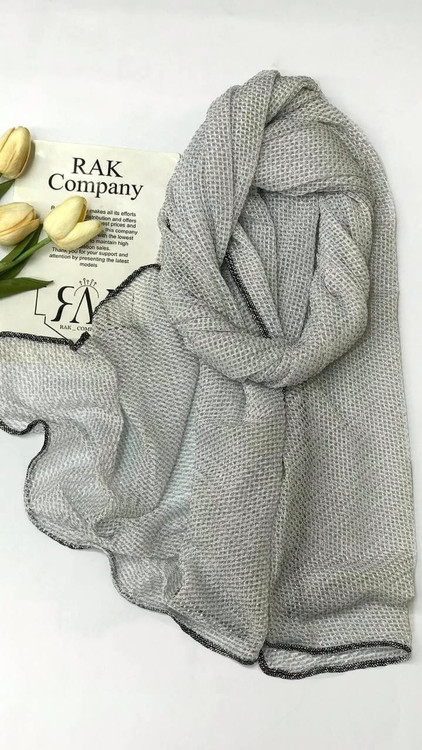 شال نخی جنس وارداتی رنگ طوسی که جز رنگهای جذاب برای استایل کردن هستش