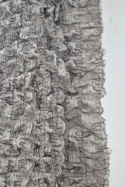 نمای نزدیک شال پفکی لبه ریش داخلی خانم شال