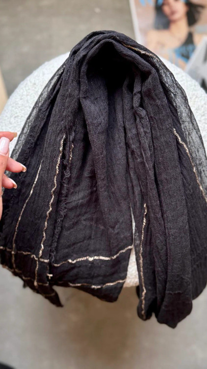 شال کنفی دور ریش وارداتی رو فقط میتونید ار خانم شال یا ladys scsrf تهیه کنید