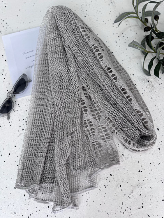 شال حصیری دوتیکه مزونی در رنگ طوسی اصلا سر نیست و استایل واقعا شیکی رو بهت میده