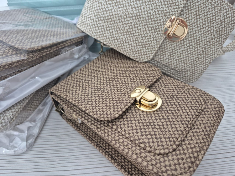 کیف کنفی پاسپورتی در دو رنگ جذاب در مجموعه خانم شال ladysscarf