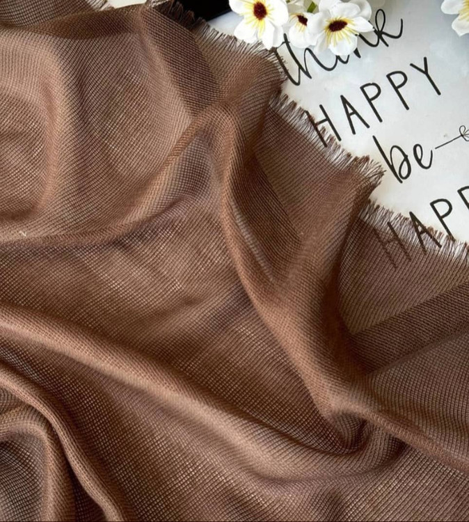 نمای نزدیک شال حصیری نخی دور ریش رنگ قهوه ایی