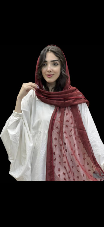 نمای نزدیک سر خور شال توری پاپیونی رنگ قرمز